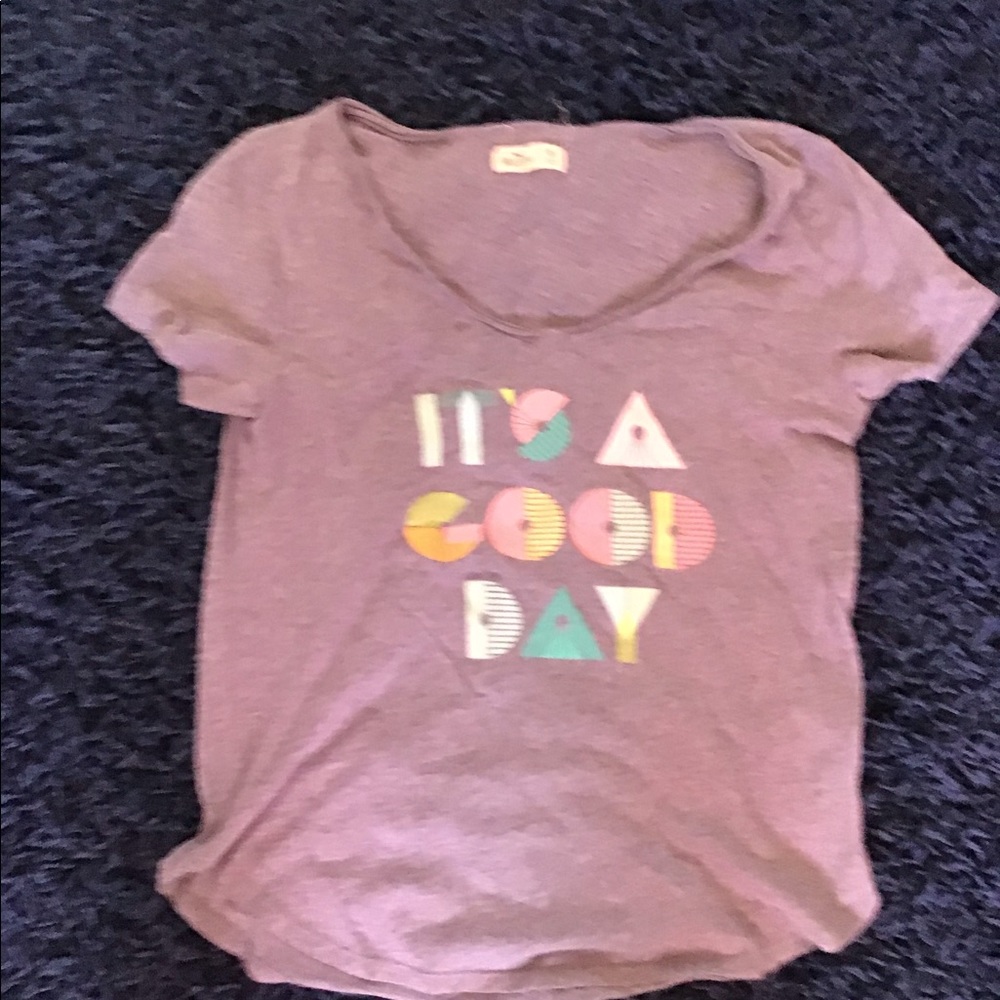 A grey hollister tshirt
